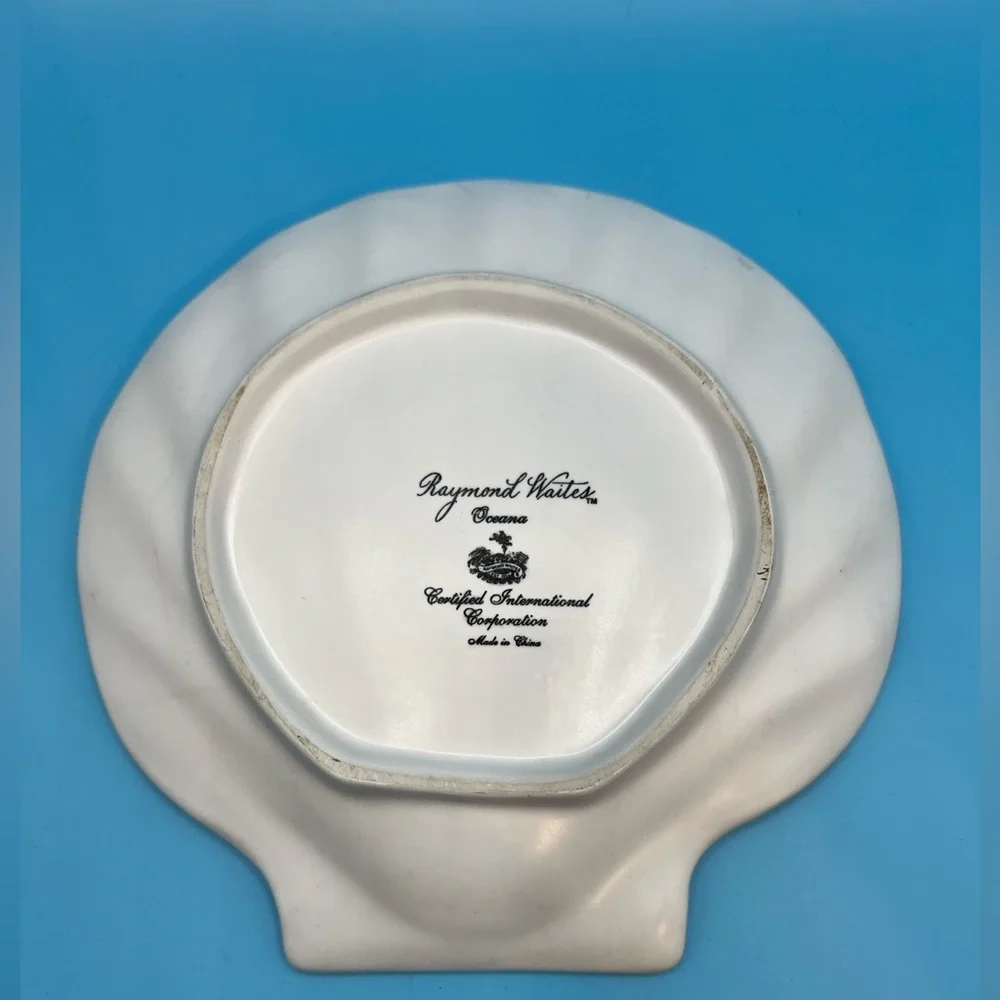 Shell-Shaped Ceramic Plate